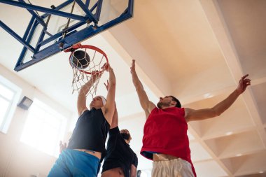 Düşük açılı atış basketbol oyuncular sahada basketbol oynama.