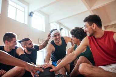 Fotoğraf etrafında sahada goofing mutlu basketbol takım arkadaşları.