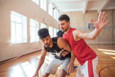 Dostça bir rekabet sahip basketbolcular.