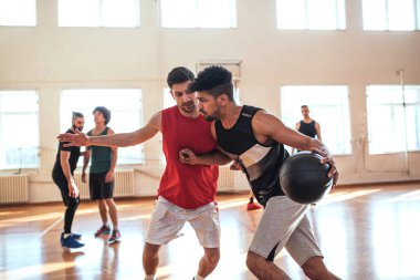 Okulda egzersiz basketbolcular fotoğrafı.
