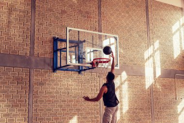 Bir noktaya puanlama yakışıklı Afro-Amerikan basketbol oyuncusu.