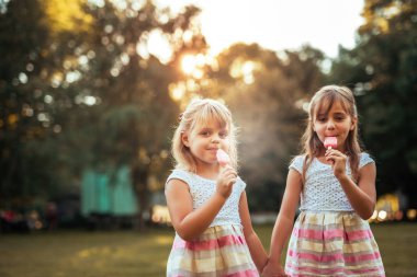 Birlikte zaman tadını çıkarırken bir dondurma yeme kız.