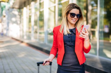 Çekici kadın yolculuk için hazır Başlarken.