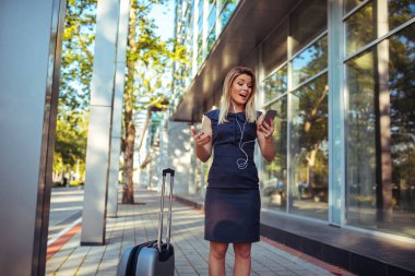 Çekici kadın video aramasý sahip bir cep telefonu.