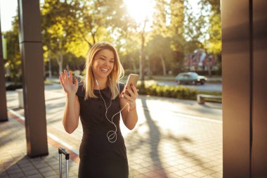 Çekici kadın video aramasý sahip bir cep telefonu.