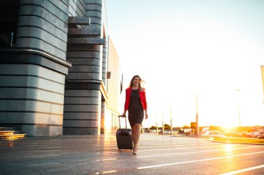 Bavulunu Havaalanı zarif çekici kadın.