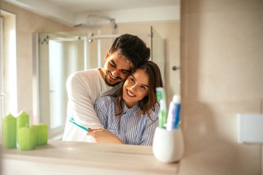 Bir sabah hyginene birlikte yaptığı Çift.