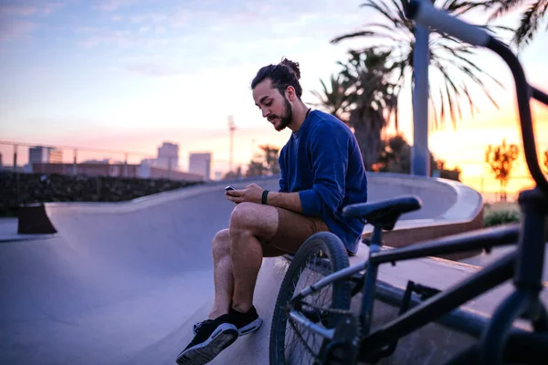 Porträt Eines Jungen Geschäftsmannes Der Sein Handy Benutzt Während Skatepark — Stockfoto