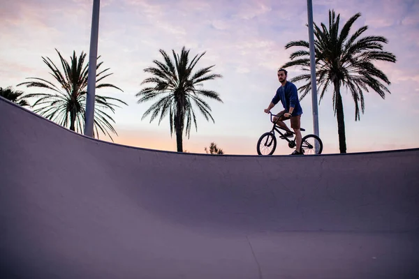 Girato Uomo Sella Alla Sua Moto Tramonto — Foto Stock