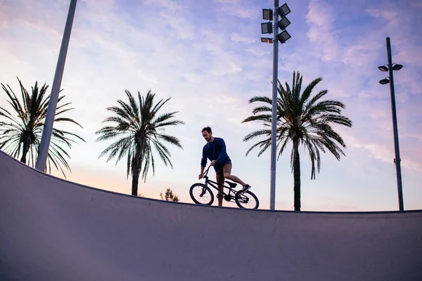 时髦的男子 在滑板公园骑自行车的图片 — 图库照片