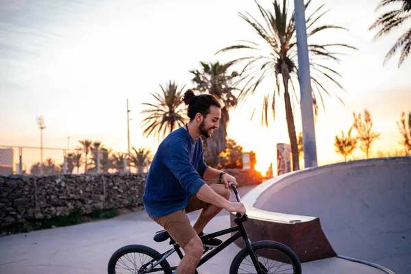 Aufnahme Eines Mannes Der Auf Seinem Fahrrad Kunststücke Vollführt Mit — Stockfoto