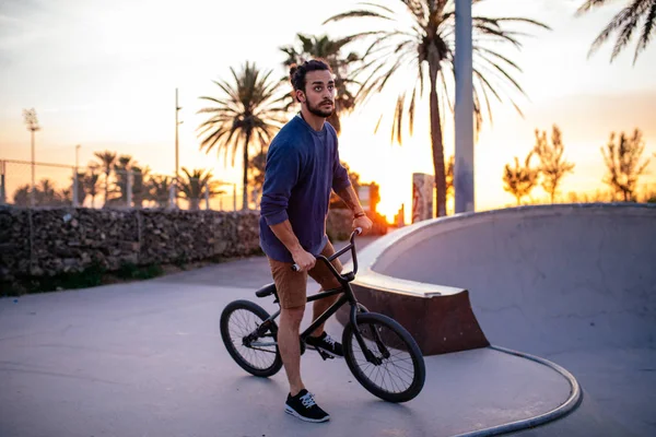 Shot Van Een Man Doen Trucs Zijn Fiets Met Zon — Stockfoto