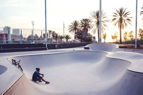 Foto Eines Jungen Mannes Mit Handy Beim Entspannen Skatepark — Stockfoto