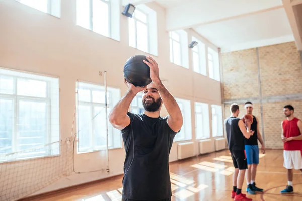 Bel Giocatore Basket Punteggio Sul Campo — Foto Stock