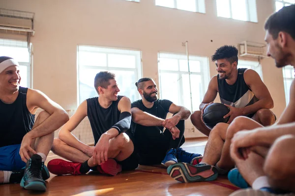 Basketbalspelers Bespreken Nieuwe Strategie — Stockfoto