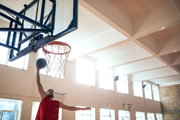 Shot Basketbalový Hráč Slam Dunking Škole — Stock fotografie