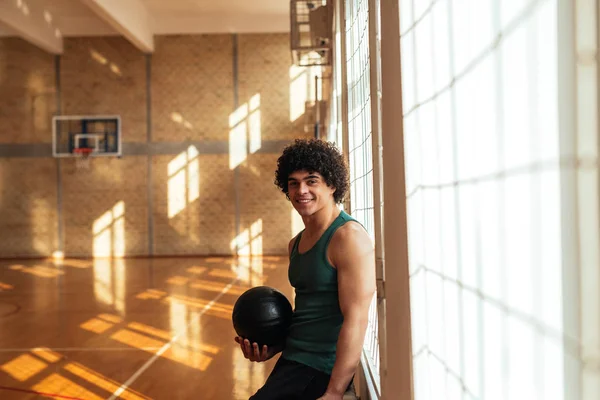 Retrato Jogador Basquete Sorridente Segurando Uma Bola Durante Prática Escola — Fotografia de Stock