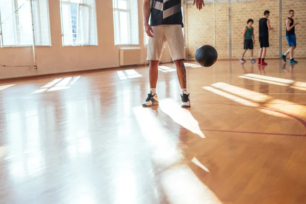 Tiro Jogadores Basquete Jogando Quadra Dentro Casa — Fotografia de Stock