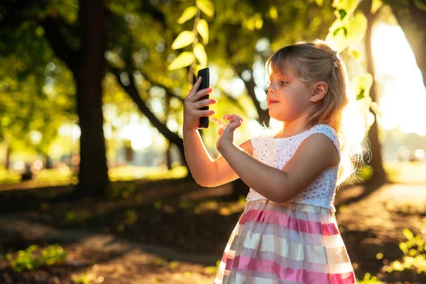 Young Girl Taking Photo Herself Park Sunset — Stock Photo, Image