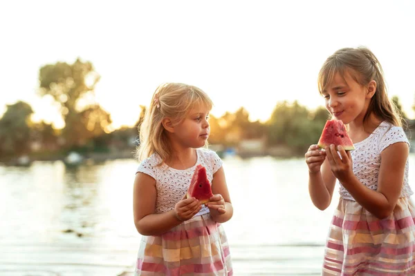 Chicas Hermosas Jóvenes Comiendo Una Rebanada Sandía Atardecer Junto Estanque —  Fotos de Stock