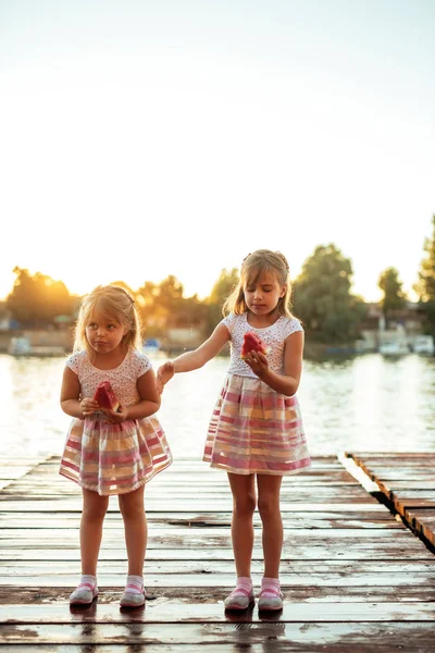 Retrato Comprimento Total Duas Irmãs Gêmeas Loiras Comendo Melancia Pôr — Fotografia de Stock