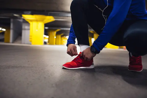 Primo Piano Uomo Che Lega Pizzo Scarpe — Foto Stock