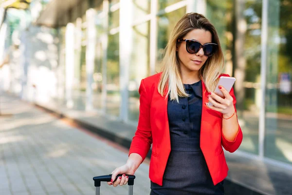 Ritratto Una Donna Affari Che Tira Una Valigia Usa Cellulare — Foto Stock