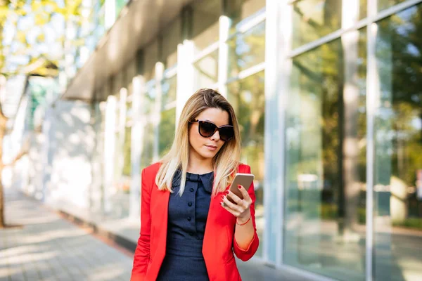 Ritratto Bella Donna Affari Che Utilizza Telefono Cellulare All Aperto — Foto Stock