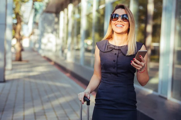 Donna Attraente Utilizzando Telefono Cellulare Tirando Suo Caso Tuta — Foto Stock