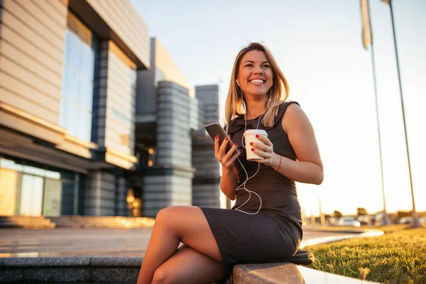 Mujer Negocios Disfrutando Del Café Utilizando Teléfono Móvil —  Fotos de Stock