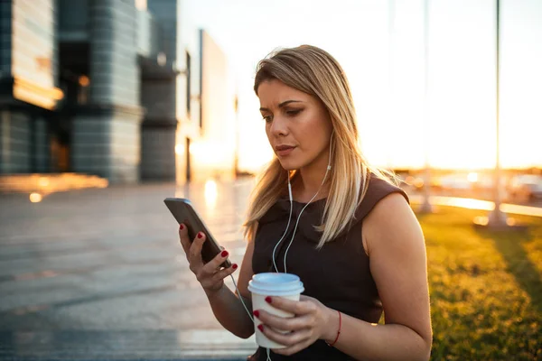 Donna Affari Godendo Caffè Utilizzando Telefono Cellulare — Foto Stock