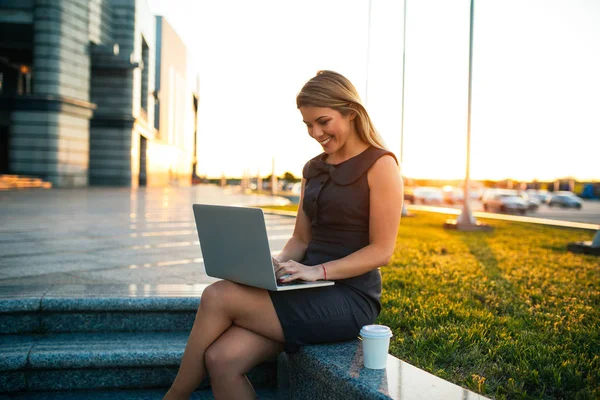 Açık havada çalışan bir kahve yaparken güzel kadın.