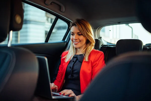 Piękna Bizneswoman Korzystająca Laptopa Siedząc Tylnym Siedzeniu Samochodu — Zdjęcie stockowe