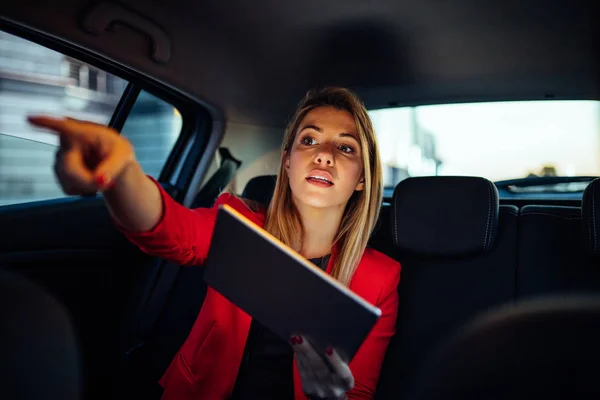 Atractiva Mujer Negocios Mostrando Dirección Conductor —  Fotos de Stock