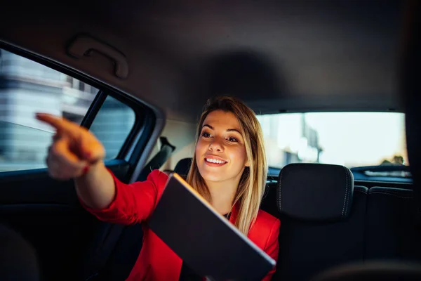 Fotografía Una Mujer Negocios Mostrando Direcciones Coche Mientras Usa Tableta —  Fotos de Stock