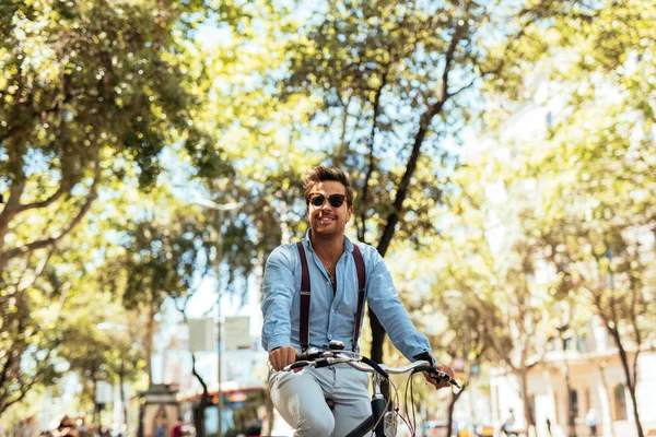 Hombre Guapo Elegante Conduciendo Una Bicicleta Ciudad — Foto de Stock