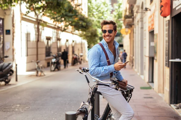 Guapo Elegante Hombre Mensajes Texto Teléfono Conducir Una Bicicleta Ciudad — Foto de Stock
