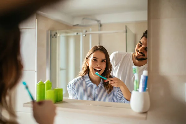 Photo Lovely Young Couple Brushing Teeth Bathroom — Stock Photo, Image