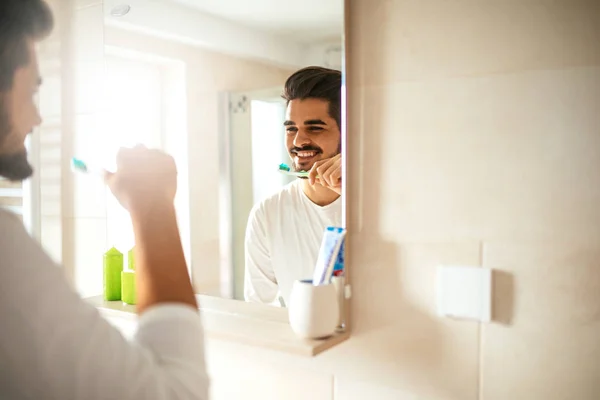 Homem Frente Espelho Escovando Dentes — Fotografia de Stock