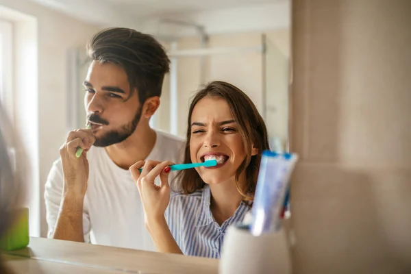 Ditembak Dari Pasangan Bahagia Ikatan Sementara Menyikat Gigi Kamar Mandi — Stok Foto