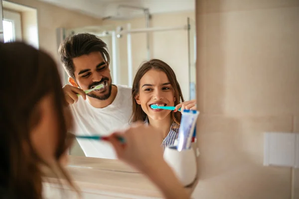Retrato Jovem Casal Escovando Dentes Juntos Olhando Para Espelho Banheiro — Fotografia de Stock