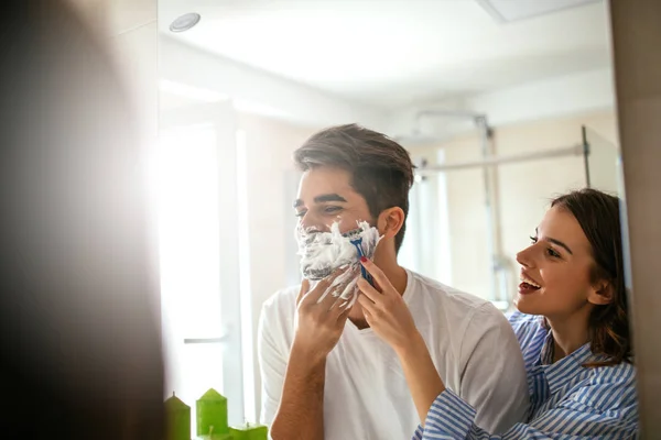 Jovem Casal Divertindo Com Espuma Barbear Banheiro — Fotografia de Stock