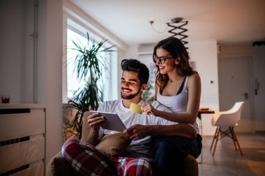 Genç bir çift dijital tablet üzerinde kapalı alışveriş online fotoğraf.