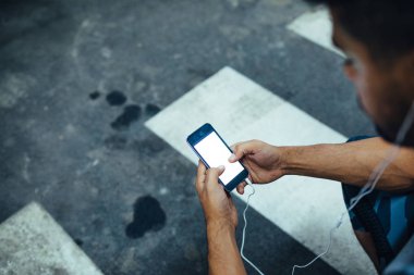 Cep telefonu kullaranarak sporcu adam.