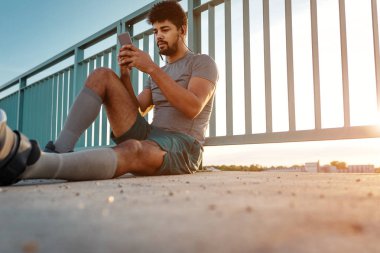 Afrika kökenli Amerikalı adam biraz Fitness yaparken müzik.