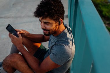 Afrika kökenli Amerikalı adam biraz Fitness yaparken müzik.
