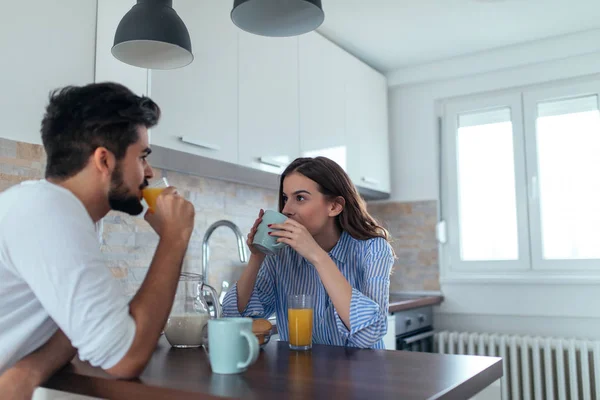 Foto Jovem Casal Começando Dia Junto Com Café Cozinha — Fotografia de Stock