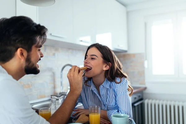 Portrait Handsome Young Man Feeding His Girlfriend Breakfast — Stock Photo, Image