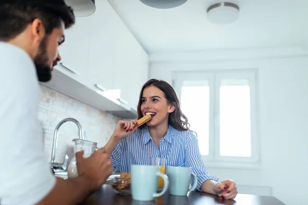 Photo Young Couple Having Breakfast Together — Stock Photo, Image