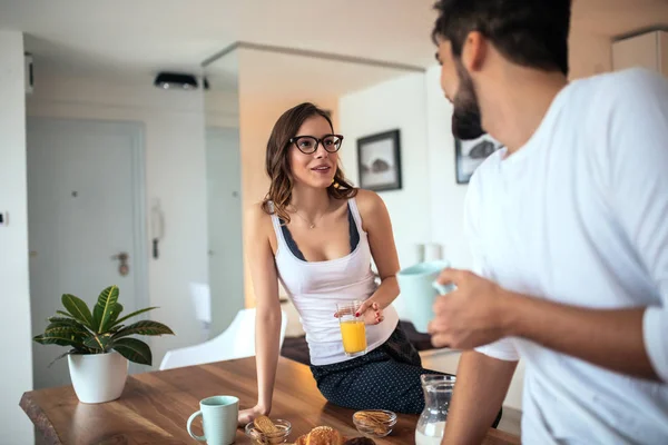 Foto Una Joven Pareja Desayunando Juntos Casa — Foto de Stock